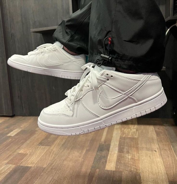 All White Dunks, Triple White Dunk Low, White Nike Dunks Outfit, Nike Dunk Style, White Dunks Outfit, Off White Nike Shoes, Nike Dunks White, Nike Dunk Low Triple White, Nike White Shoes