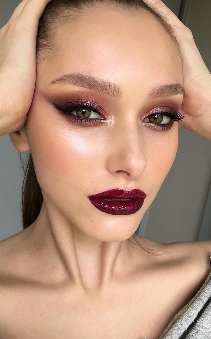 Wine Makeup Look Smokey Eye, Cranberry Eye Makeup, Deep Red Eyeshadow Looks, Smokey Burgundy Eye Makeup, Maroon Make Up, Makeup For Burgundy Outfit, Cranberry Makeup Look, Red Wine Eye Makeup, Burgundy Makeup Look Wedding