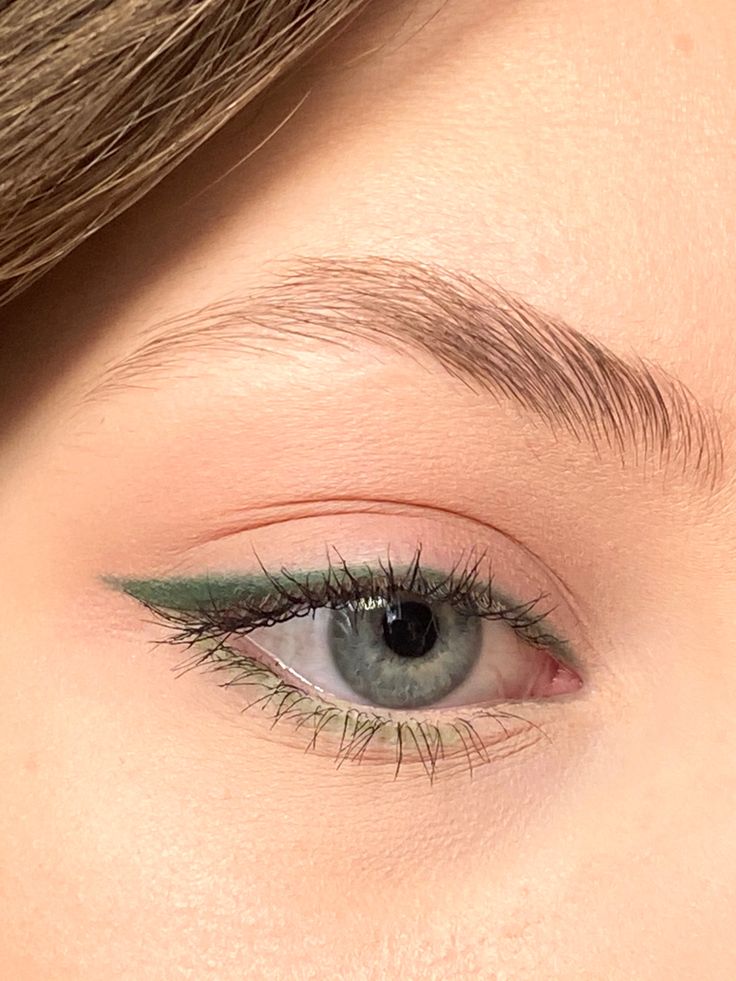 Blue Eyes Green Eyeliner, Simple Green Eye Makeup Natural, Simple Makeup Looks Green Eyes, Simple Green Prom Makeup, Emerald Green Eye Makeup Simple, Green Eyeshadow On Blue Eyes, Blue Eyeliner Green Eyes, Green Eyeliner Looks Simple, Simple Green Eyeliner