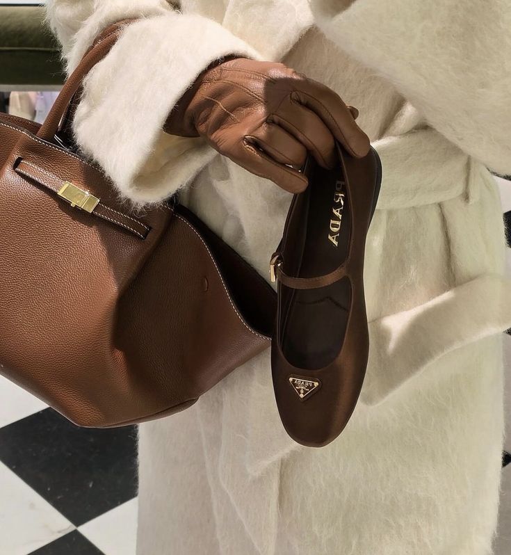 m ✨ (@PRADAXBBY) on X Prada Aesthetic, Thirty Flirty And Thriving, Brown Leather Gloves, Fall Bags, Bag Prada, Snow Outfit, Classy Shoes, Fashion Aesthetics, Brown Leather Bag