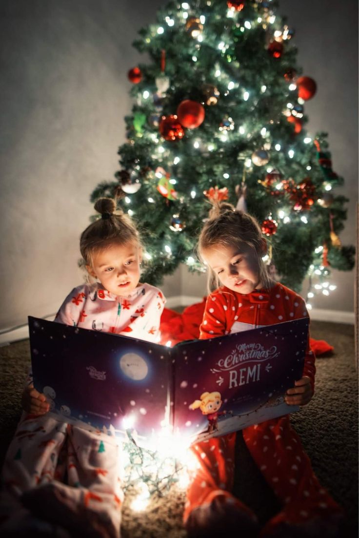 Sibling Christmas Pictures, Christmas Tree Photoshoot, Toddler Christmas Photos, Christmas Photoshoot Kids, Diy Christmas Photoshoot, Christmas Pictures Kids, Christmas Photoshoot Ideas, Christmas Baby Pictures, Christmas Poses