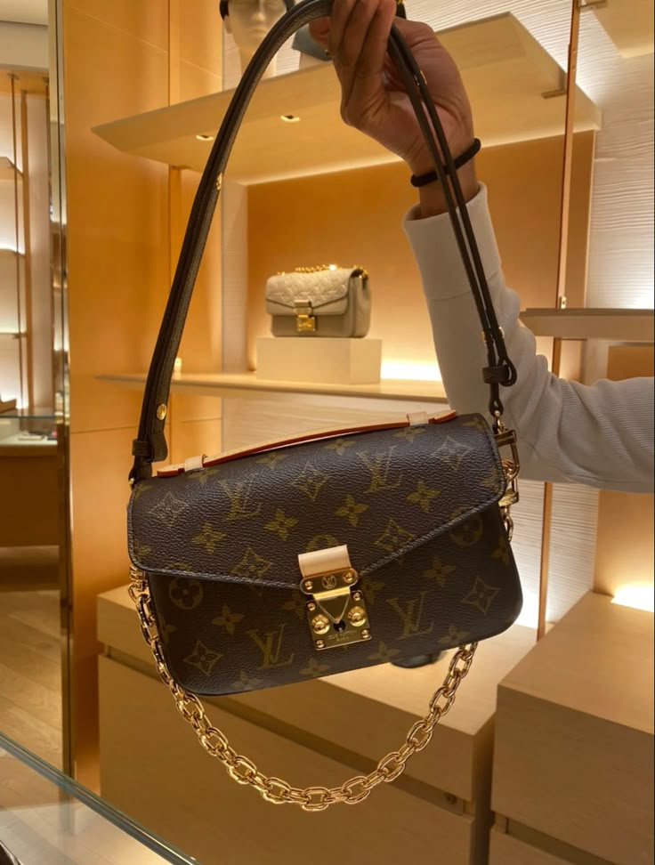 Loui Vuttion Bag, Lous Viton Bag, Lv Handbags Outfit, Lv Bag Aesthetic, Lv Bag Outfit, Louis Vuitton Bag Aesthetic, Louis Vuitton Aesthetic, Lui Viton, Louis Vuitton Outfits Women