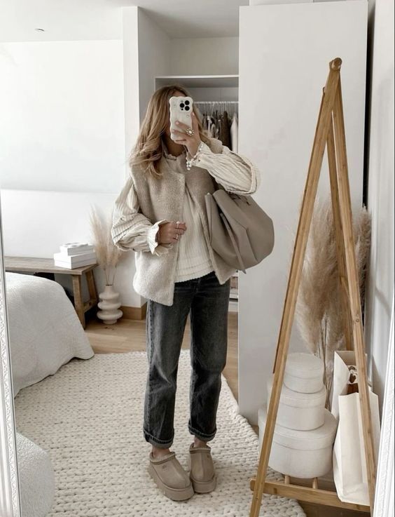 Casual Mum Outfit Winter, Elegant Fall Outfits Classy Chic, Fall 2024 Style Trends, Up North Outfits, Ugg Tazz Outfit Ideas, Comfy Cute Fall Outfits, Ugg Clogs Outfit, Fall Wine Tasting Outfit, Neutral Fashion Aesthetic