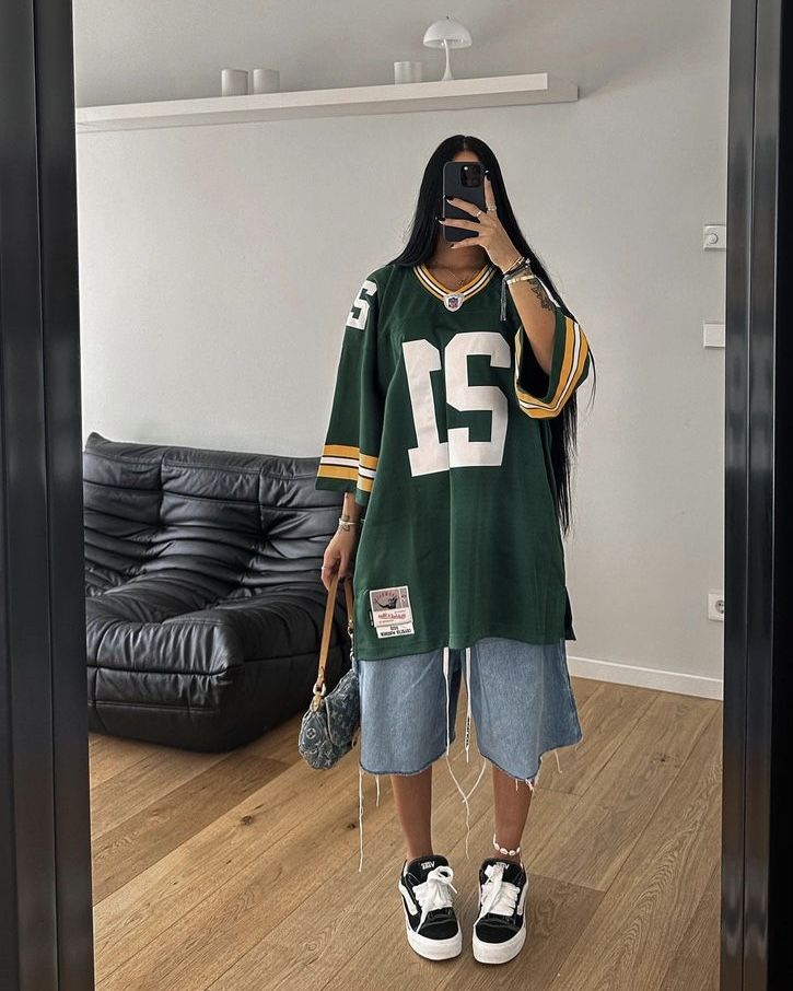 Fashion Inspo Outfits Oversized, Women In Jersey, Women In Baggy Clothes, Sporty Streetwear Outfits, Cute Urban Outfits, How To Wear Jersey Women, Baggy Jersey Outfit Women, Baggy Clothes Summer Outfit, Streetwear Fashion Jersey