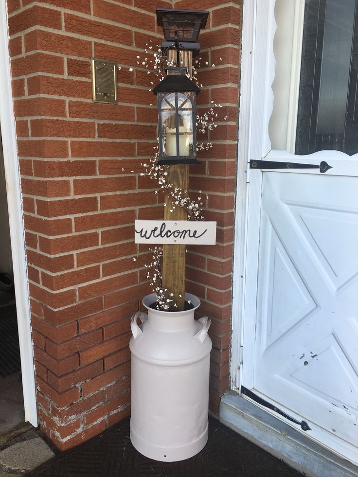 Old Door On Porch Decorating Ideas, Decorating Old Milk Cans, Welcome Sign Ideas Front Porches, Farmhouse Yard Decor Country, Diy Back Porch Decor, Country Welcome Signs Front Porches, Milk Can Projects, Vintage Front Porch Decor, Spring Milk Can Decor