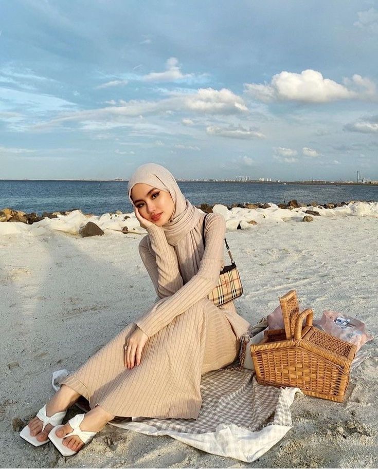 Hijab Beach Outfit, Hijabi Beach Outfit, Beach Outfit Hijab, Summer Fashion Outfits Beach, Beach Hijab, Hijab Beach, Outfit Ideas Hijab, Ootd Beach, Tutorial Hijab Pashmina