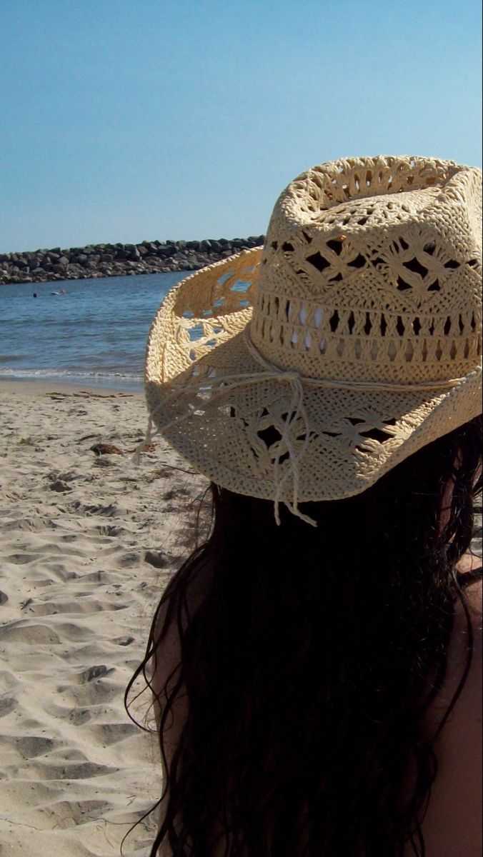 beach picture of the back of girls hair wearing a cowboy hat Beach Cowboy Hat, Summer I Turned Pretty Aesthetic, Beach Pic Ideas, Picture Ideas Beach, Modern Cowgirl, Hat Aesthetic, Country Summer, Beach Pic, Photo Summer