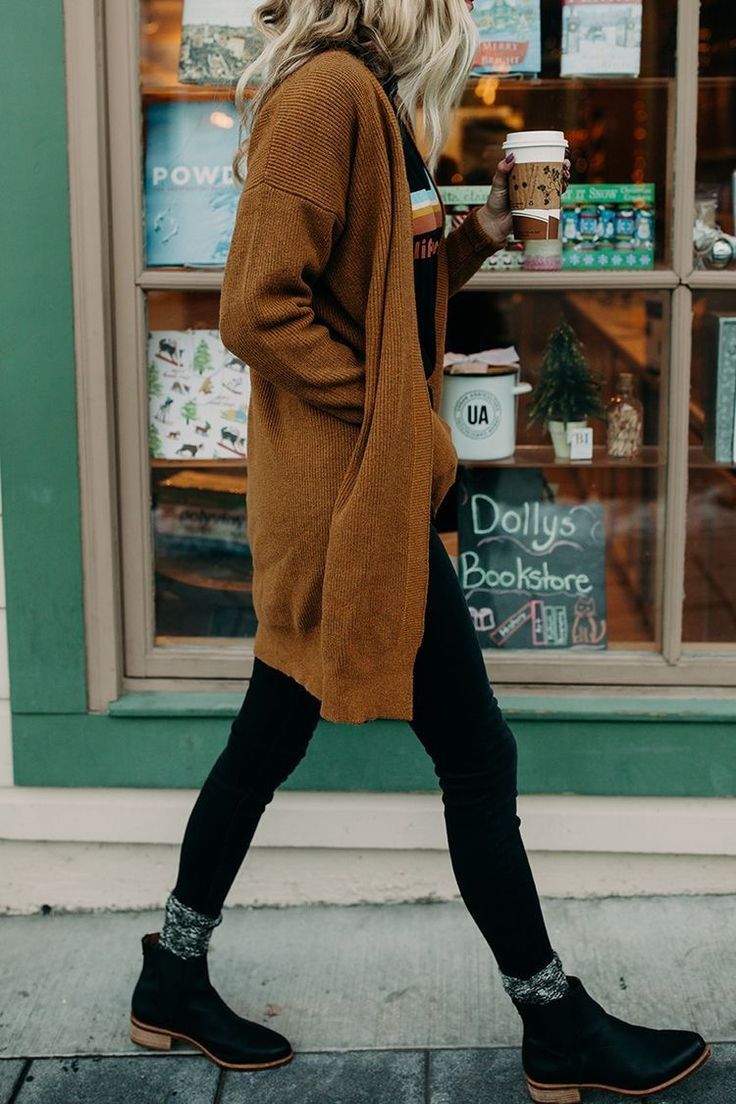 Coffee | Shay Shull | Bloglovin’ Winter Cardigan Outfit, 40s Mode, Mode Poses, Brown Cardigan, Neue Outfits, Winter Mode, Fall Winter Style, Mode Inspiration, Looks Style