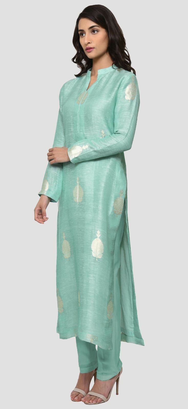 Pinterest • @bhavi91 Saree Reuse, डिजाइनर कपड़े, Silk Kurti Designs, Churidar Designs, Simple Kurta Designs, Designer Kurti Patterns, Salwar Designs, Kurti Designs Latest, Long Kurti Designs