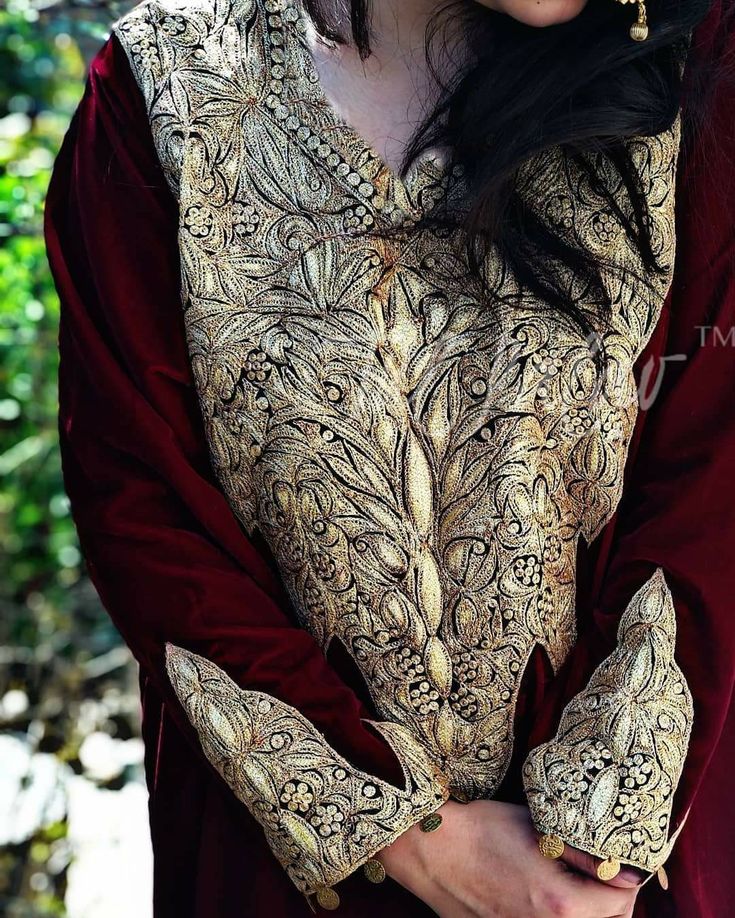 Kashmiri Pheran, Vintage Kashmir, Embroidered Suits, Kashmiri Embroidery, Velvet Dress Designs, Bridal Gold Jewellery Designs, Bridal Gold Jewellery, Kurta Designs, Gold Jewellery Design