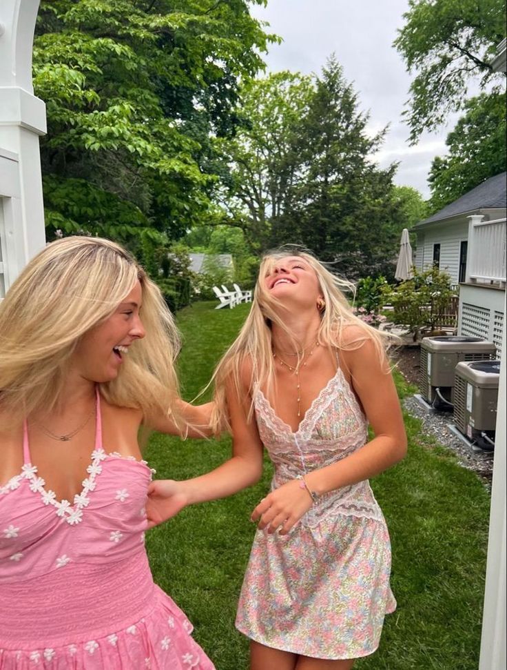 Spring Break Dresses, Beach House Birthday, Girly Summer Aesthetic, Hamptons Summer, Preppy Girl, Dress Aesthetic, Spring Fashion Outfits, Friend Photoshoot, Summer Pictures