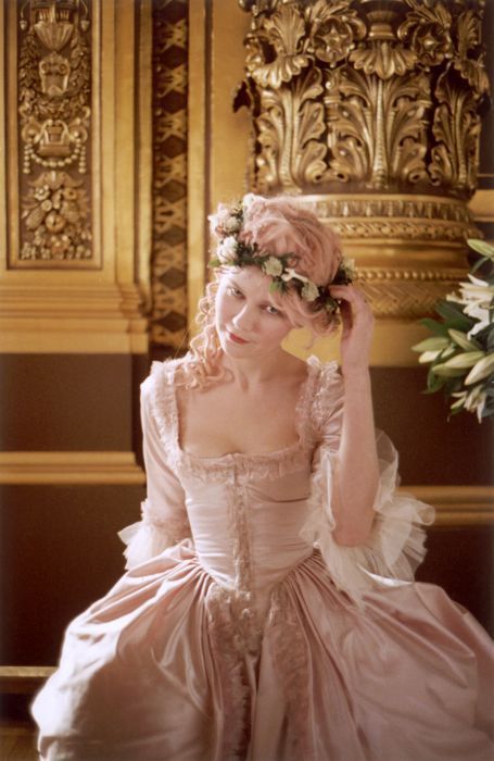 Hair Icon. Kirsten Dunst as Marie Antoinette, Sofia Coppola Film 2006. More Marie Antoinette Film, Marie Antoinette Movie, Marie Antoinette Costume, Louise Ebel, Era Victoria, Marie Antoinette 2006, Rococo Fashion, Flowers In Her Hair, Century Dress