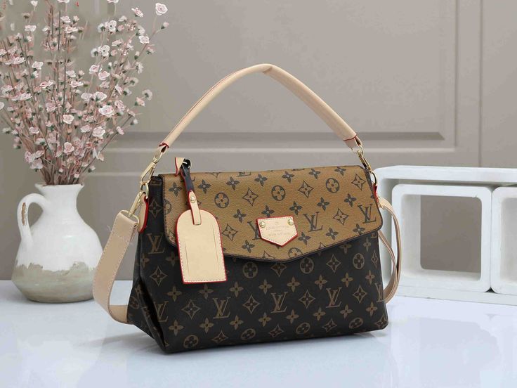 Bags with the best quality and the most reasonable prices for you. Large Beach Bags, Woman Handbag, Holiday Bag, Accessories Store, Fashion Handbags, Shoulder Handbags, Beach Bag, Louis Vuitton Damier, Tote Handbags