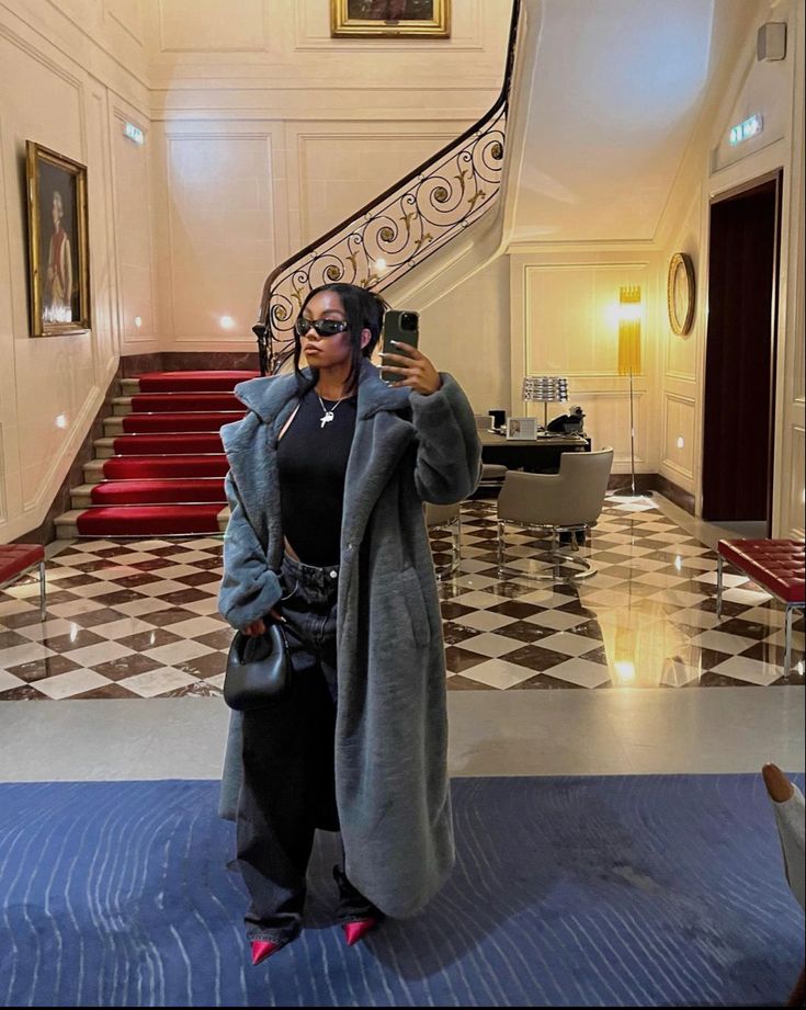 Long Grey Jacket Outfit Winter, Long Coat Outfit Black Women, Puffer Trench Coat Outfit, Long Fur Jacket Outfit, Long Fur Coat Outfit Street Style, Teddy Trench Coat Outfit, Trench Coats Women Outfit Classy, Jumpsuit Jacket Outfits, Big Fluffy Coat Outfit