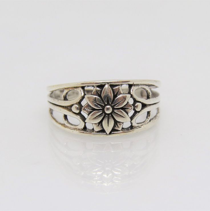 Sterling Silver Flower Ring ....Marked 925...Total of weights 2.5grams...Size 8...Measure of Face 9.2MM...It's in very good condition. Cheap Silver Flower Ring For Women, Cheap Silver Flower Ring, Cheap Silver Flower Ring For Gift, Cheap Vintage Flower Ring, Luxury Vintage Sterling Silver Flower Ring, Sterling Silver Rings Vintage, Silver Vintage Rings, Silver Flower Ring, Vintage Silver Rings