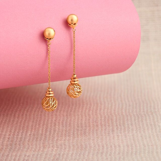 The beauty of gold hanging earrings is unmatched, and we have a fantastic selection of earrings in trendy, lightweight and contemporary designs. Earings Design Gold Daily, Simple Gold Earrings For Women, Gold Ear Rings Designs Daily Wear, Gold Hanging Earrings Indian, Daily Use Earings Design Gold, Eyerings Gold Design, Jhumkas Gold Indian, Gold Earring Design For Women, Gold Daily Wear Earrings