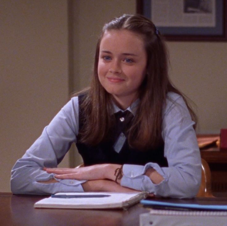 Rory Gilmore Icons Aesthetic, Rory Gilmore Icon, Rory Gilmore Hair, Gilmore Rory, Gilmore Girls Rory, Rory Gilmore Style, Gilmore Girl, Alexis Bledel, Stars Hollow