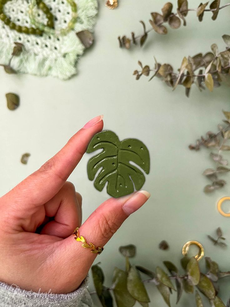 Monstera Leaf Clay Keychain/Pin/Magnet | MadeItMikayla Easy Air Dry Clay Projects Animals, Diy Ceramic Magnets, Clay Flower Magnets, Plant Clay Art, Clay Kitchen Magnets, Clay Art Magnet, Little Clay Magnets, Clay Magnets Easy, Cute Magnets Diy