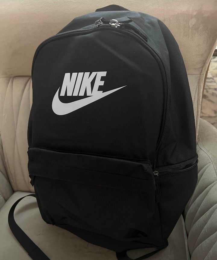 Nike Bookbag Aesthetic, Nike School Backpacks Aesthetic, Nike Backpack Black, Nike Backpack Aesthetic, Nike Backpacks For School, Nike Bags School, Nike School Bag, Nike Bookbag, Nike School Backpacks