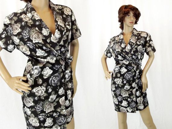 Wrap Dress / Size S-M / Black Dress / Grey by VintageSquirrels #WrapDress #VintageWrapDress #VintageLove #80sVintage #80sFashion #ShoulderPads #VintageDress #BlackDress #FloralDress #Roses #VintageClothing Vintage Wrap Dress, Vintage Bridesmaid Dresses, Vintage Clothing Men, Vintage Women, Women Clothes, 80s Fashion, Wedding Dresses Vintage, Blouse Vintage, Vintage Jacket