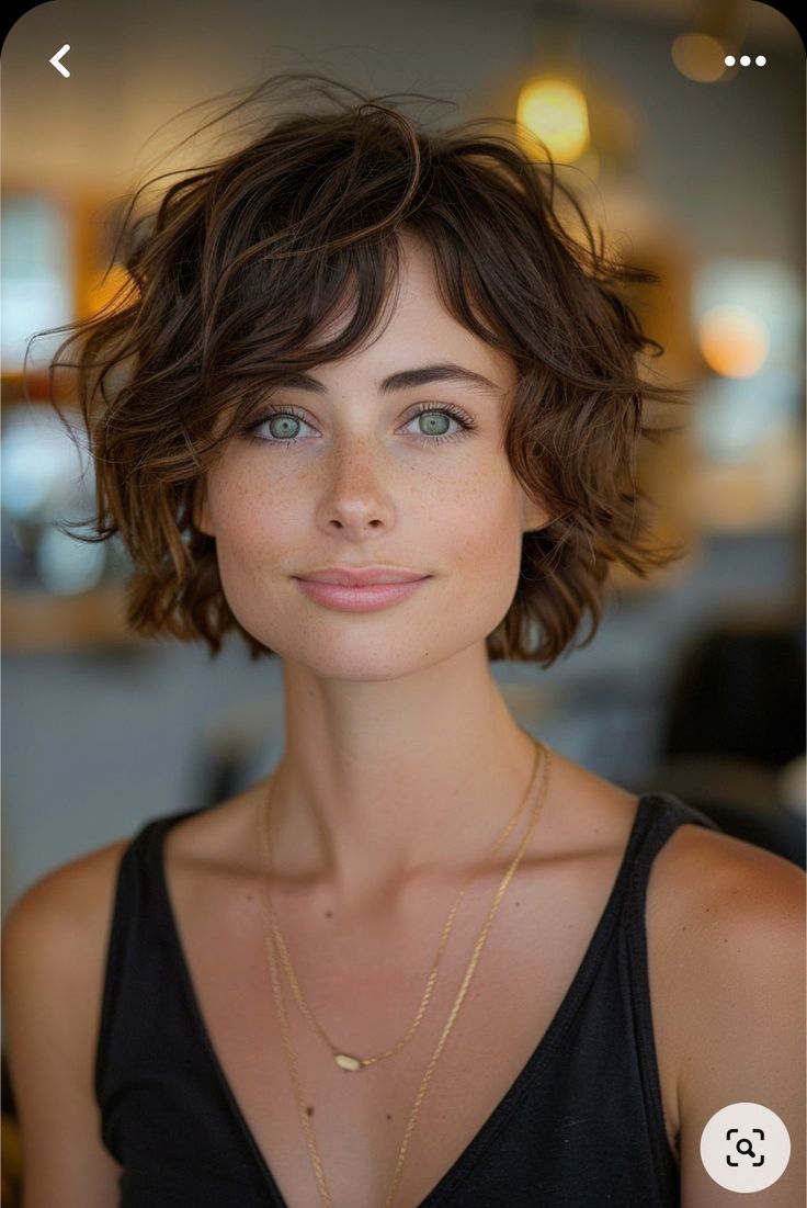 Short Hair Styles Glasses, Wavy Pixie Haircut With Bangs, Chin Length Wavy Hairstyles, Short Thick Hair With Bangs, Pixie Cut Ondulado, Olivia Benson Hair, Natural Curly Hair Cuts, Short Shag Hairstyles, Hair Inspiration Short