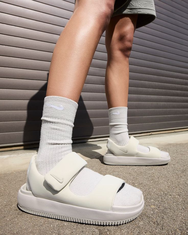 Nike Calm Women's Sandals. Nike.com Sandals With Socks, Foam Sandals, High Top Adidas, Nike Sandals, Occasion Wear Dresses, Ray Ban Men, Sandals Outfit, Slim Fit Casual Shirts, Shoes Flats Sandals