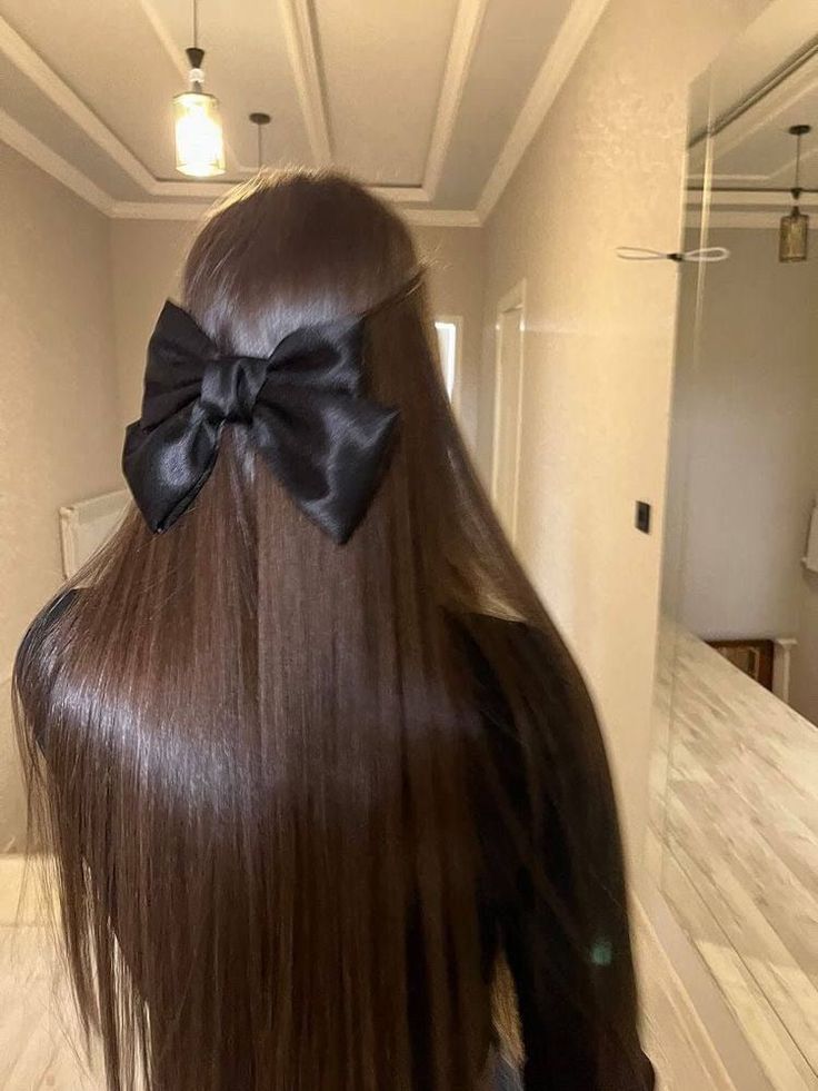 Beautiful Curled Hair, Long Shiny Hair Aesthetic, Windy Outfits Aesthetic, Silky Hair Aesthetic, Shiny Hair Aesthetic, Long Brown Hair Aesthetic, Long Shiny Hair, Stile Hijab, Long Silky Hair