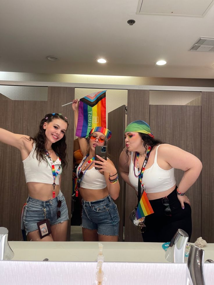 Pride Party Outfit Ideas, Last Minute Pride Outfit, Grunge Pride Outfit, Simple Pride Outfit Ideas, Pride Aesthetic Outfits Summer, Queer Outfits Women Summer, Pride Outfits Ideas, Pride March Outfit Ideas, Pride Lesbian Outfit