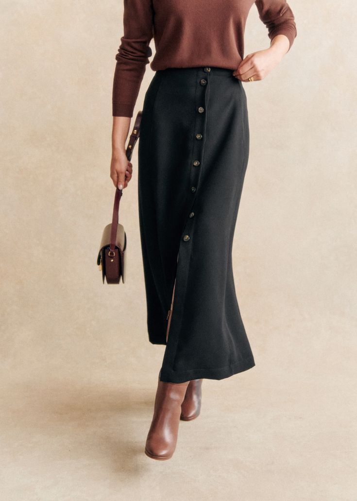 Long skirt;Slightly flared;Buttons on the centre front;Side length: 96 cm / 37.8 in (size EU36/UK8) Fashion Styles Types, Business Casual Skirt, Short Pollera, Long Skirt Fashion, Skirt Outfits Fall, Interesting Outfits, Classic Skirts, Fashion Corner, Winter Skirt