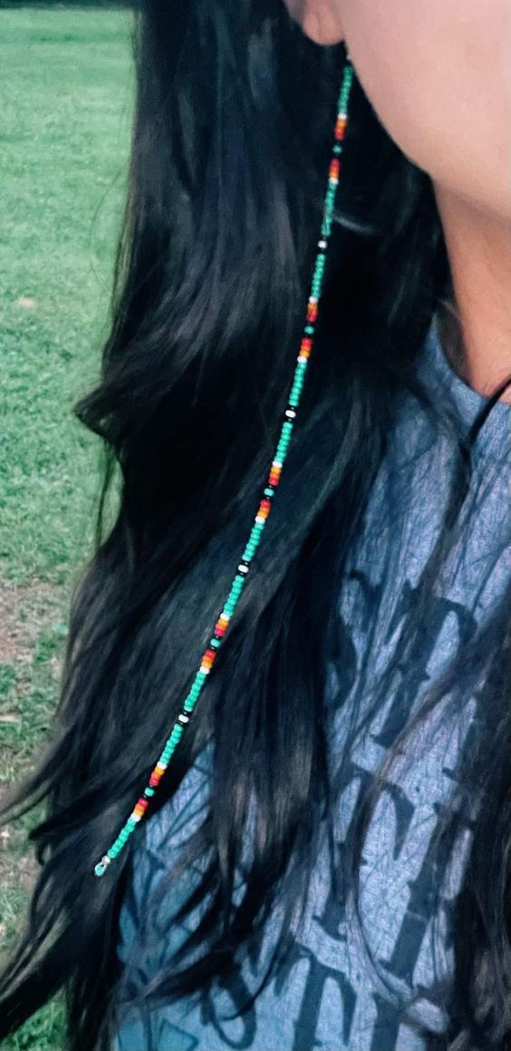 Add a cute accessory to your hair. Simple and fun. Measures 12 inches (13 including the clip). Message us if you need it longer or shorter. Thanks 😊 Boho Hair Wrap, Hair Charms, Beaded Hair Clips, Estilo Hippy, Hippie Hair, Hair Wraps, Hair Beads, Boho Hairstyles, Western Jewelry