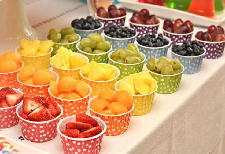 there are many cups that have fruit in them