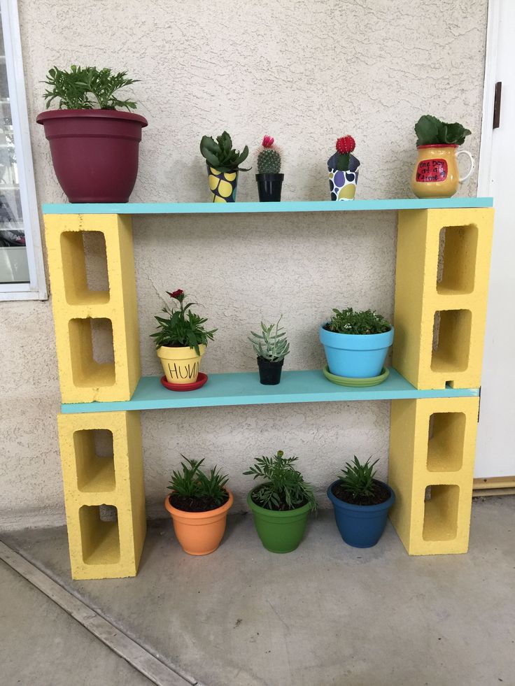 Planter shelfs نباتات منزلية, Diy Porch, Yard Project, Diy Yard, Budget Backyard, Small Patio, Garden Cottage, Yard Ideas, Diy Patio