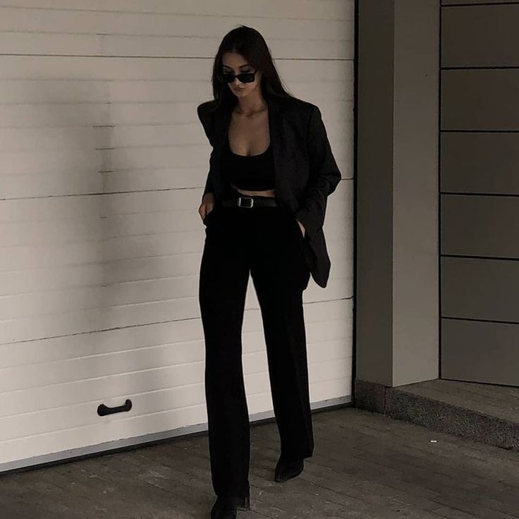 Poses In Blazer, Mafia Outfit Ideas, Mafia Outfits Female, Black Tops For Women, Black Wardrobe, Queen Outfit, Elegante Casual, A Lot Of Money, Classy Work Outfits