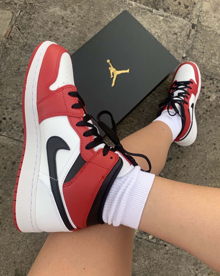 Nike Fashion Shoes, Basket Style, Jordan Shoes Girls, Nike Shoes Jordans, Nike Air Shoes, Shoes Sneakers Nike, Cute Nike Shoes, Air Jordan Sneakers, Shoes Outfit