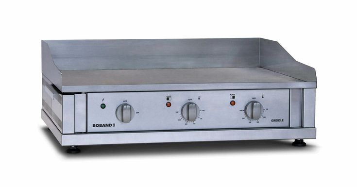 a stainless steel griddle with four burners on the front and two knobs on the back