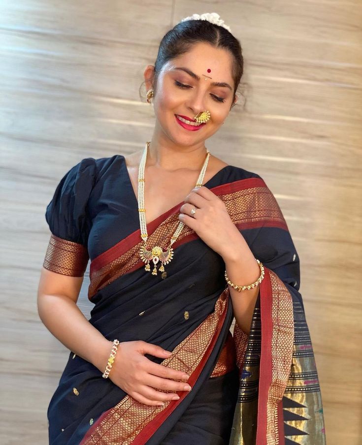 Sonali Kulkarni, Sonalee Kulkarni, Plain Blouse Designs, Marathi Saree, Brocade Blouse Designs, Draping Styles, Marathi Actress, Saree Wearing Styles, Simple Saree Designs