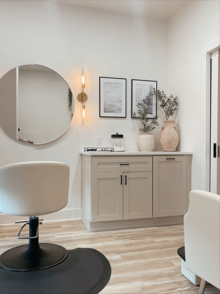 NC neutral salon suite decor design Aesthetic Salon Suite Ideas, Hair Salon Room Divider Ideas, Small Basement Salon Ideas, Cute Salon Studio Ideas, Aesthetics Salon Interior Design, Luxurious Beauty Salon, Salon Suite Furniture, Earth Tone Salon Suite, Salon Suite Lighting Ideas