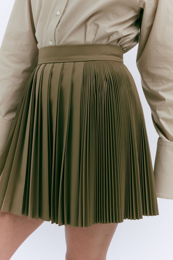 Our contrast pleated skirt is made of 100% wool, woven in Yorkshire. The skirt is hand pleated in London. The skirt features two contrast pleats and a side entry invisible zip. Pleated Architecture, Pleated Outfit, Types Of Pleats, Fortuny Pleats, Pleats Fashion, Tux Shirt, Knife Pleated Skirt, Accordion Skirt, Pleated Skirt Outfit