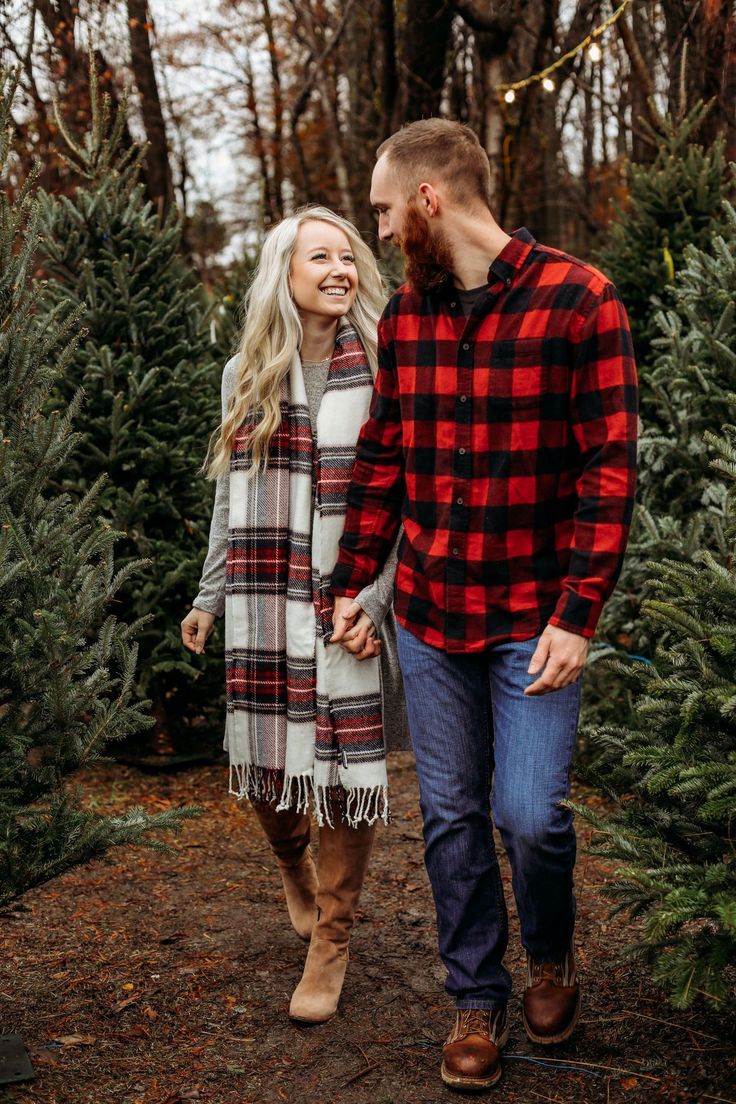 Looking for Christmas card photo ideas? Or struggling with how to pose in couple photos? Click here for ideas and outfit inspiration! Christmas Card Outfits, Christmas Card Photo Ideas, Christmas Tree Farm Photo Shoot, Family Christmas Pictures Outfits, Christmas Photos Outfits, Family Photo Outfits Winter, Christmas Couple Photos, Dog Christmas Pictures, Christmas Couple Pictures