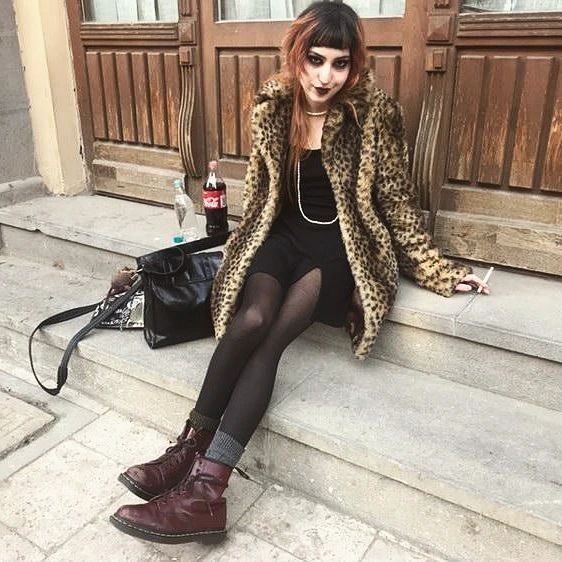 Leopard Print Coat Outfit, Print Coat Outfit, Riot Grrrl Outfits, Riot Grrrl Fashion, Gig Outfit, Punk Fashion Diy, Outfit Grunge, Leopard Print Coat, Punk Outfits