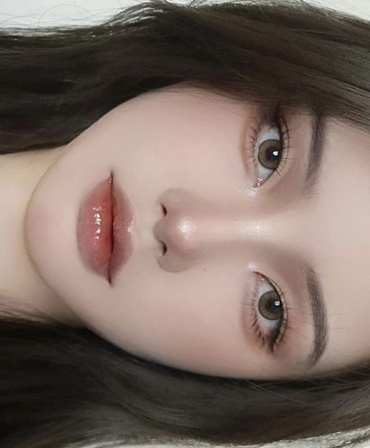 Korean Makeup Inspo Aesthetic, Simple Doyun Makeup, Tan Skin Lipstick Shades, Japanese Makeup Looks Natural, Innocent And Seductive Makeup, Cat Like Makeup, Korean Makeup On Westerners, Make Up Looks Korean, Douyin Makeup On White Person