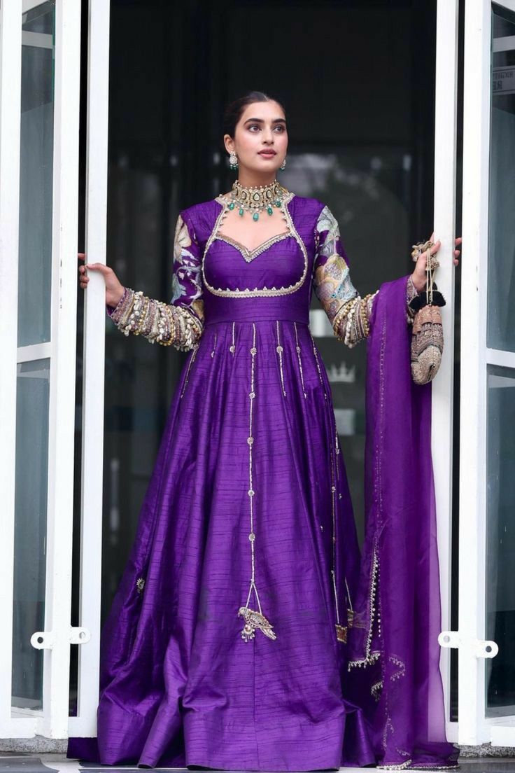 Lengha Pattern, Indian Bridesmaid Outfit, Bhavdeep Kaur, Indian Bridesmaid Dress, Bridesmaid Outfit Ideas, Bridesmaid Dress Ideas, Bridesmaid Look, Floor Length Anarkali, Indian Bridesmaid Dresses