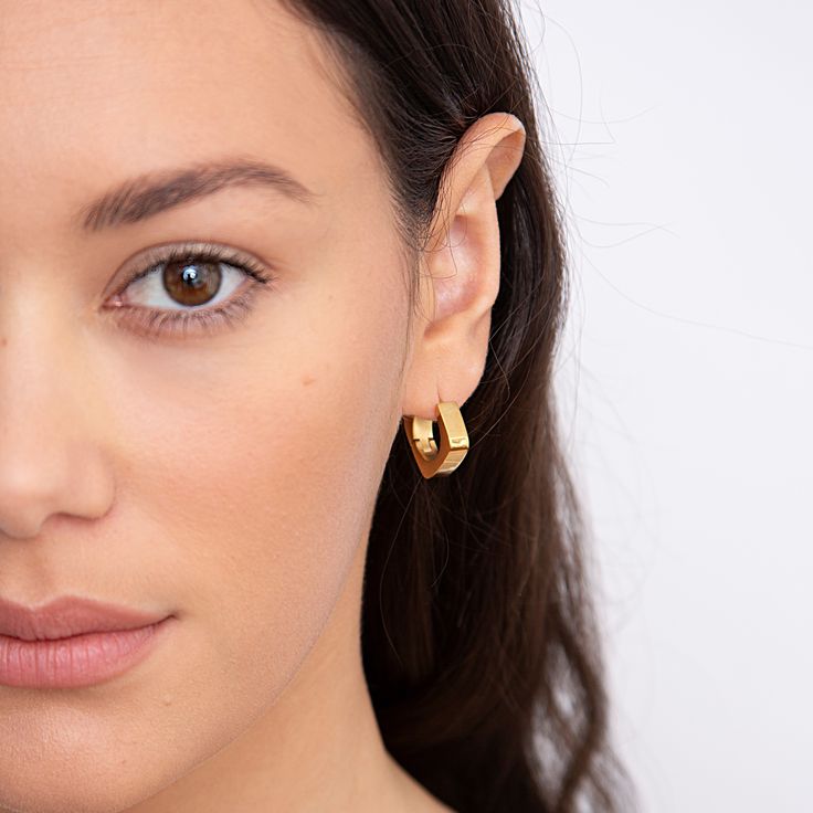 Minimal and classic gold square huggie hoop earrings. Your go to every-day earrings that match well with all your outfits. The earrings are made from stainless steel and 18k gold plating.A perfect addition to your jewelry collection!………………………………….D E T A I L S• Materials: Stainless steel, 18k gold plating.• Diameter: 20mm • This product is hypoallergenic, water and tarnish resistant Modern Square Hoop Earrings For Everyday, Modern Square Hoop Earrings Tarnish Resistant, Minimalist Square Hoop Earrings For Everyday, Modern Square Tarnish-resistant Hoop Earrings, Modern Gold-plated Tarnish-resistant Huggie Earrings, Modern Gold Huggie Earrings For Everyday, Everyday Gold Square Huggie Earrings, Classic Square Hoop Earrings As Gift, Yellow Gold Square Hoop Earrings For Everyday