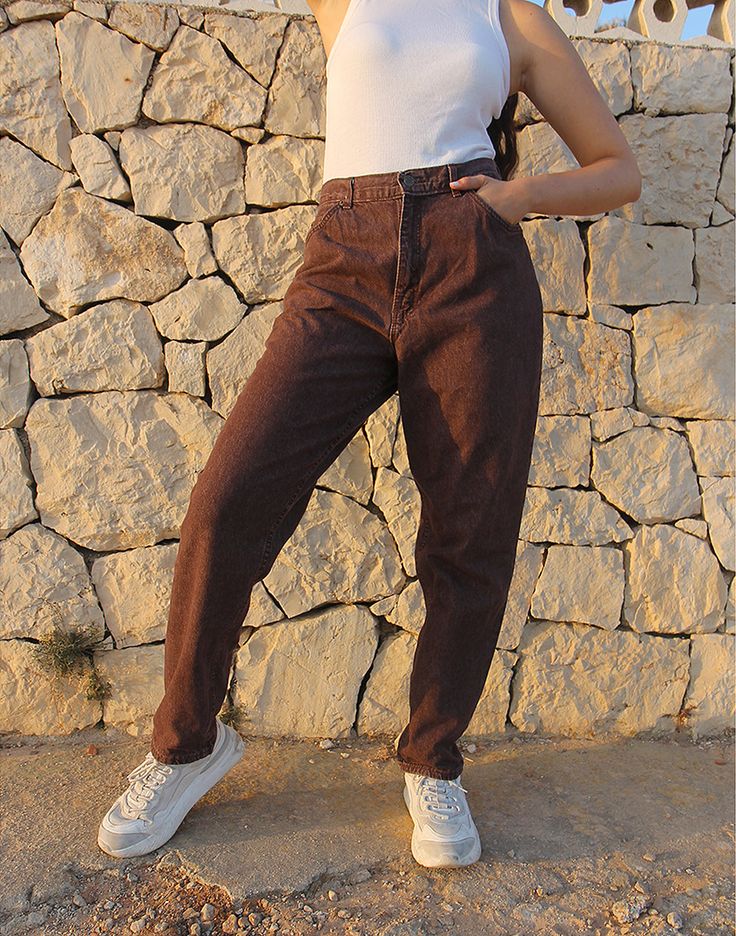 Mom jeans in brown. High rise. Zipper fly. Front and back pockets. Tapered leg. Size EU 40 / UK 12 Actual measurements - 30"(76cm) waist - 40"(102cm) hips - 30.5"(77cm) inner leg - 13"(33cm). Composition - 100% Cotton Condition - Excellent. Sustainability - Vintage Handpicked, repaired and ready to wear. This is an original vintage item, not new and minor signs of wear and age are expected, we will highlight any major flaws. Model is a size UK 6/8 and is 5'7" tall Baggy Brown Jeans For Streetwear, Brown High-waist Jeans For Streetwear, Trendy High Waist Brown Jeans, Trendy Brown High Waist Jeans, Trendy Brown High-waist Jeans, Baggy Brown Straight Leg Jeans, Brown Baggy Straight Leg Jeans, Casual Brown Tapered Leg Jeans, Brown Jeans With Belt Loops For Fall