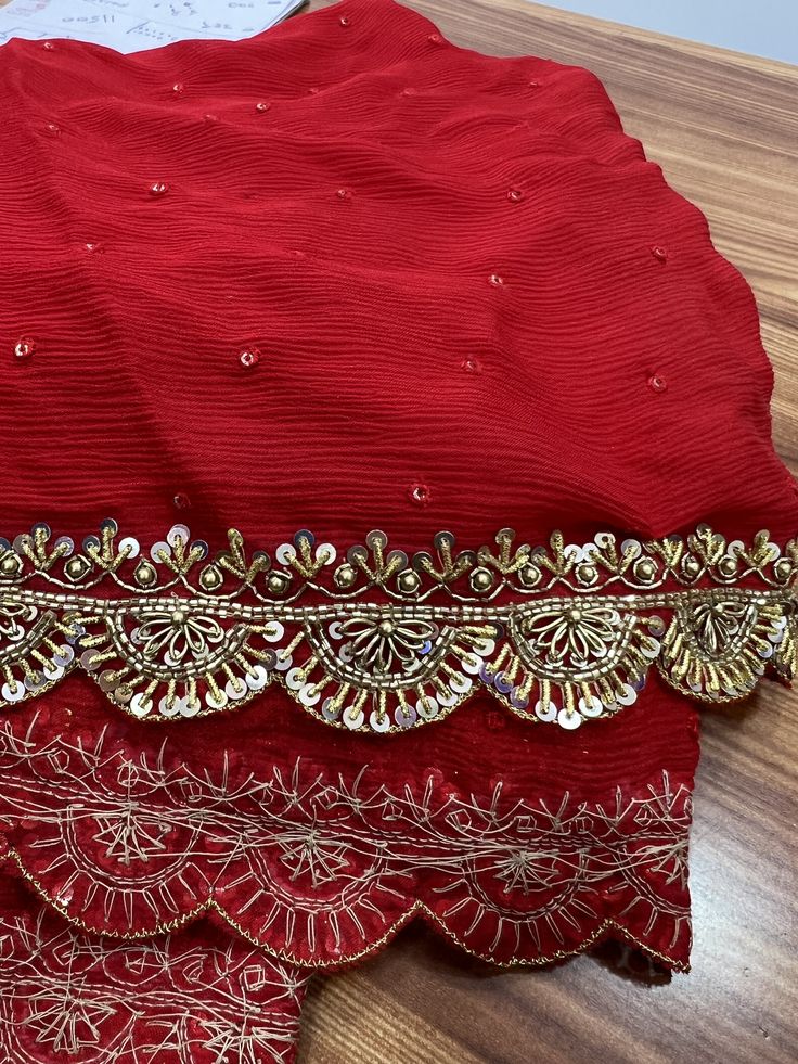 Aari Work Dupatta Designs, Dupatta Work Designs, Duppata Designer Lace, Aari Work Embroidery, Saree Tassels Designs, Bridal Dupatta, Embroidery Fashion Detail, New Saree Blouse Designs, Hand Beaded Embroidery