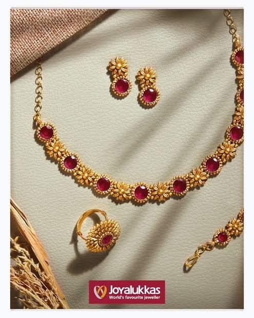 Ruby Sets Indian Gold, Small Gold Necklace Indian Jewellery Designs, Small Gold Jewelry Simple Necklace, Simple Choker Designs, Small Gold Necklace Set Indian, Light Weight Gold Choker Set, Small Necklace Gold Indian, New Necklace Designs Gold, Short Necklace Designs Gold Latest