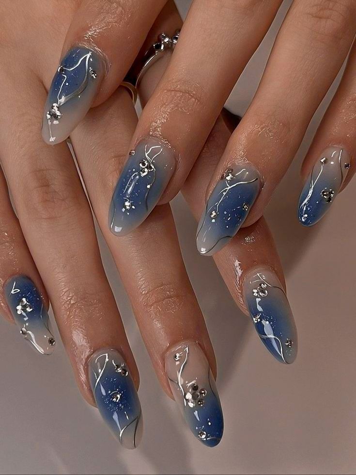 Nail Art Douyin, Nail Inspo Trendy Blue, Silver And Blue Aesthetic, Blue Icicle Nails, Light Blue Nails With Silver, Douyin Nails Blue, Light Blue Aesthetic Nails, Icicle Nails Korean, Blue Fancy Nails