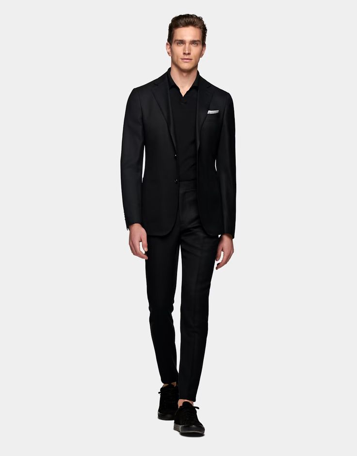 Monochrome black suit look with a black polo shirt and black sneakers Suit With Sneakers, Suits And Sneakers, Suit Combinations, Dress Suits For Men, Black Polo Shirt, Green Suit, Navy Suit, Total Black, Black Polo