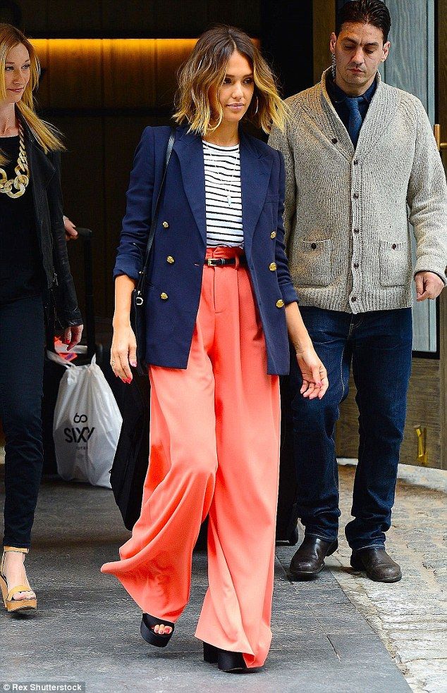 Jessica Alba goes shopping in trendy wide-legged trousers in NYC #dailymail Look Working Girl, Celebrity Casual Outfits, Daily Outfit Inspiration, Chique Outfits, Office Outfits Women, Summer Work Outfits, Celebrity Street Style, Star Style, Business Outfit