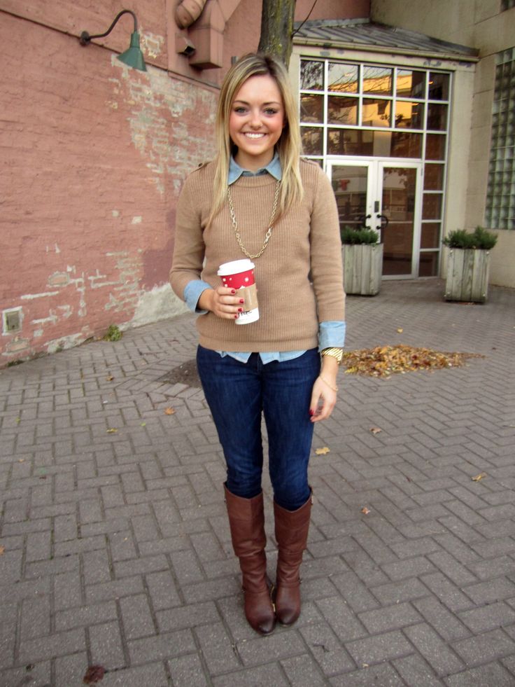 Business casual work outfit: camel sweater, chambray button up, skinny jeans and brown boots. How To Wear Jeans To Work, Winter Boots Outfits, Looks Jeans, Camel Sweaters, Winter Shirts, Bohol, Teacher Style, Teacher Outfits, Fall Winter Style